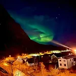 Lofoten Aurora Oceanfront 罗弗敦极光海景度假屋 *