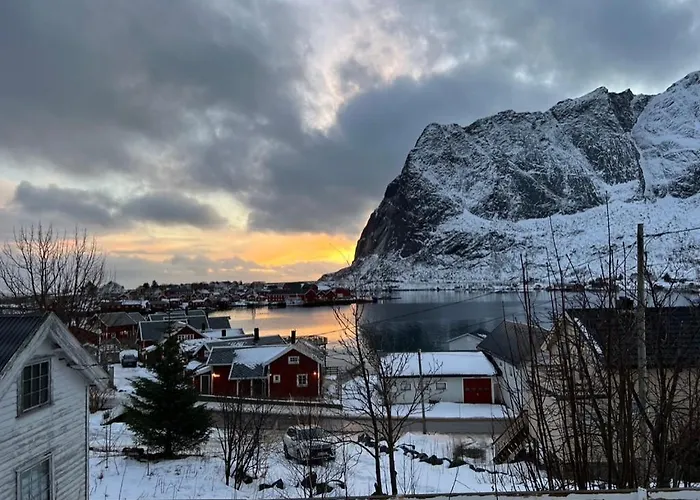 Lofoten Aurora Oceanfront 罗弗敦极光海景度假屋 * Москенес