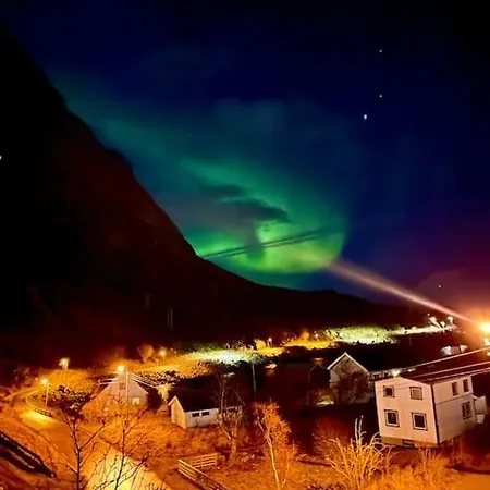 Lofoten Aurora Oceanfront 罗弗敦极光海景度假屋 *